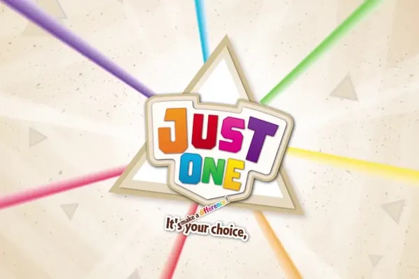 Der Karton ist beige und in der Mitte steht mit bunten Buchstaben “Just One”. Vom Schriftzug gehen bunte Strahlen nach außen.