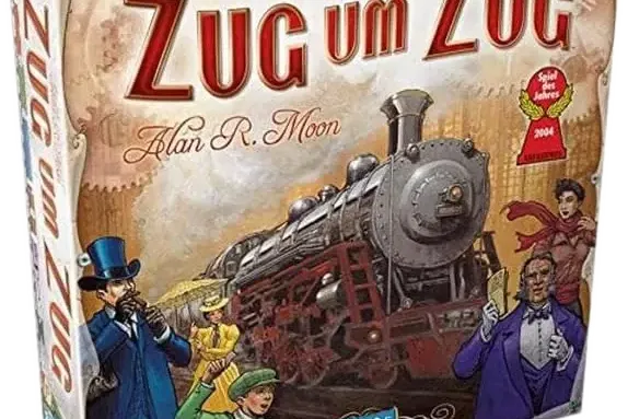 Der Karton zeigt eine alte Eisenbahn. Sie fährt in unsere Richtung. Im Vordergrund sind fünf Personen in eleganter Kleidung zu sehen.