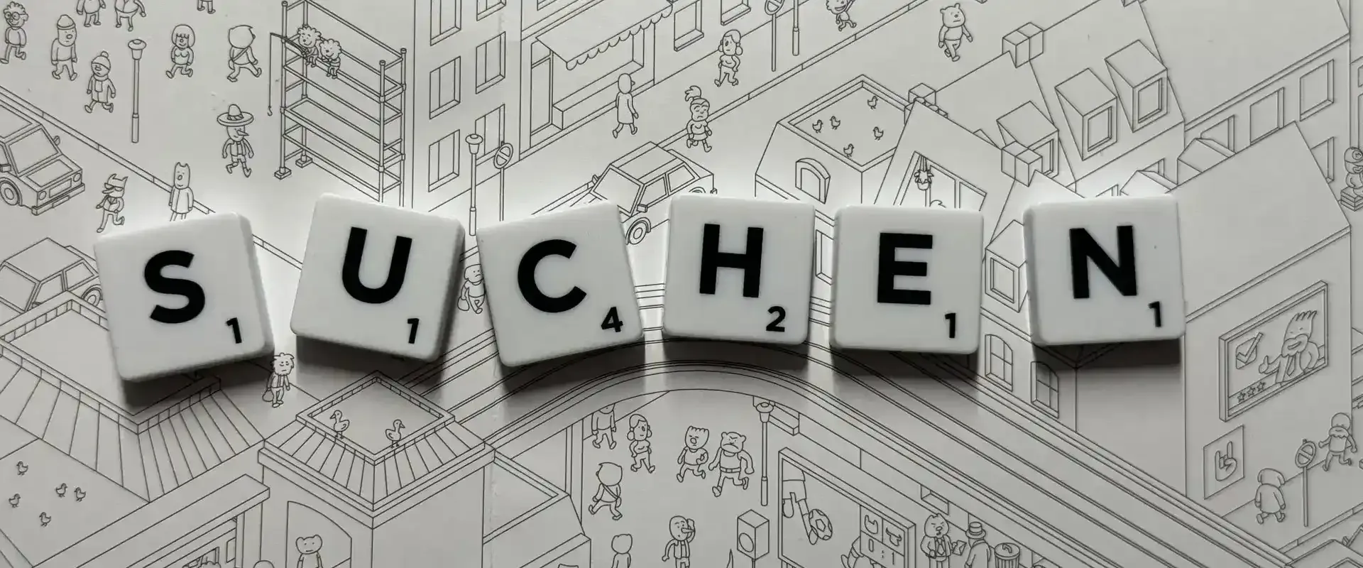 Das Bild zeigt ein Schwarz-Weißes Wimmelbild. In der Mitte sind 5 Spielsteine mit den Buchstaben “S”, “U”, “C”, “H”, “E”, “N”.